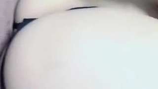 少女牛仔Karmen Karma骑着阴茎并接受射精