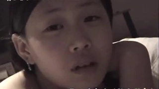 小巧玲珑的老婆用小假阳具享受肛门快感