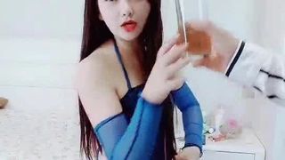 美女假期和有钱干爹外地自驾游在车上给他口爆后又带到酒店激烈猛