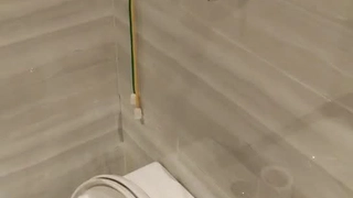 性欲旺盛的少女Emma Mae在业余视频中接受了面部射精