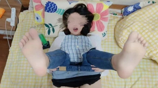 核弹！一群小女孩被干了【同学双倍快乐】三飞，男主睡着了，女的偷偷把他舔硬，真TM会玩