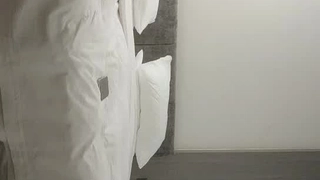 水电工小刘给房东姐姐修热水器在浴室偷装摄像头偷拍她洗澡上厕所
