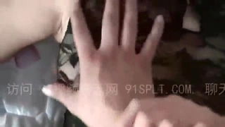 少女学生在宿舍房间里被她的继兄操了