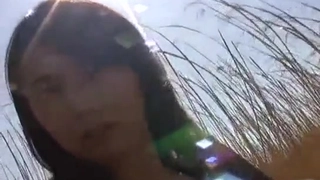 瘦弱的大学生Mia Moore脱衣并展示她的天然乳房