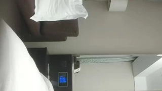 大学生在宿舍房间里被舔毛茸茸的海狸