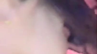 瘦弱的少女按摩并吸吮一根大黑鸡巴