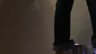 年轻女子在狂野的排尿场景中
