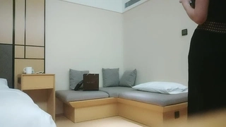 大学生在POV绿帽场景中被大鸡巴填满