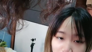 高挑性感艺校毕业妹子为了高报酬投身国模行业被摄影师潜规