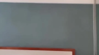 在与年轻女子的独奏会话中喷射和呻吟