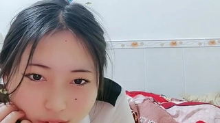一边看球一边操已婚少妇，偷别人老婆就是爽，骚货说：内射怀孕让他老公养