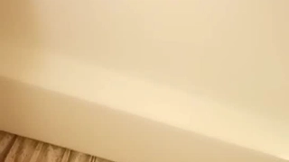 业余少女自慰并被保安操